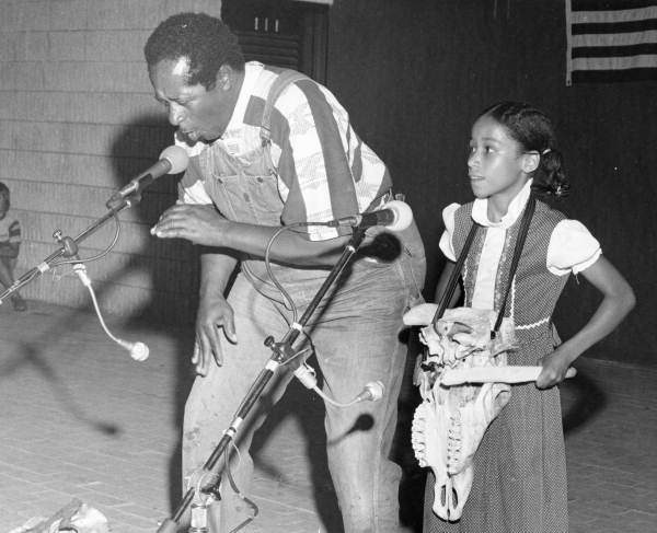 File:Banjoist and bones player Abner Jay performs with child - White Springs (15405256045).jpg