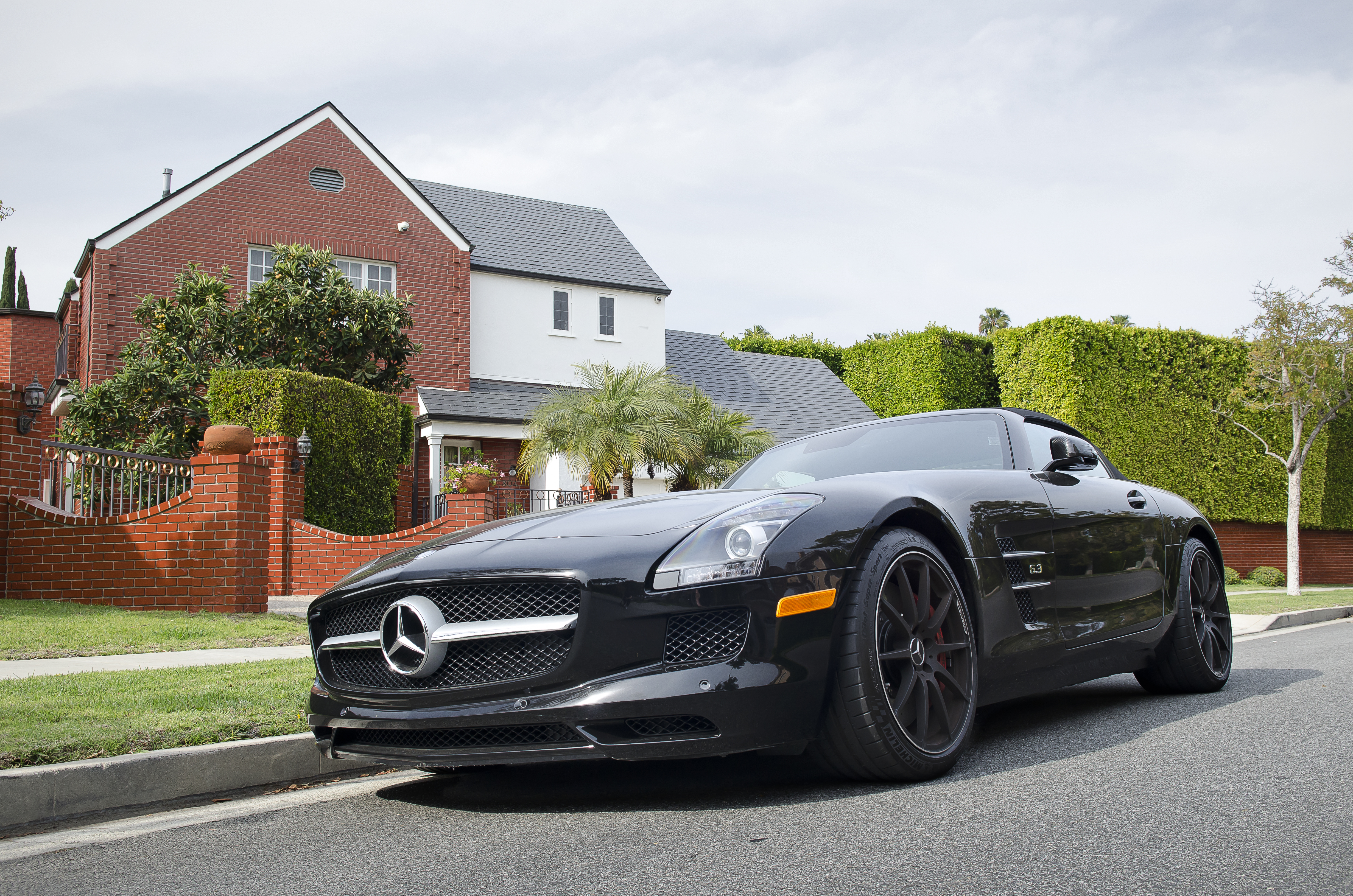 Фото машины на улице. Мерседес СЛС 43. Мерседес СЛС 800. Mercedes SLS AMG Street. Мерседес СЛС за 16 миллионов.