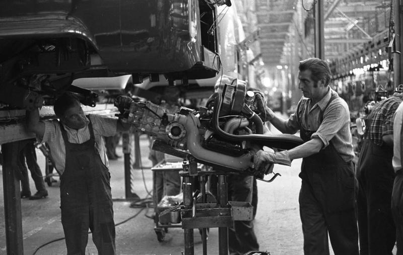 File:Bundesarchiv B 145 Bild-F040740-0024, Hannover, VW Autowerk.jpg