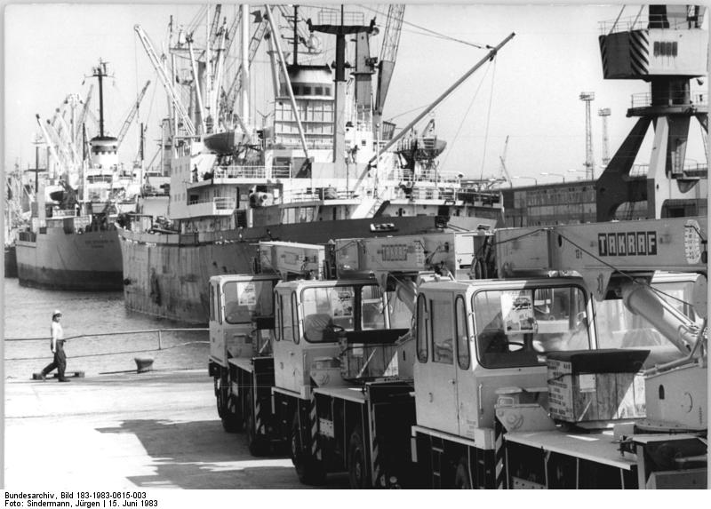 Gru girevole per auto 125 Bundesarchiv_Bild_183-1983-0615-003%2C_Rostock%2C_%C3%9Cberseehafen%2C_Frachter%2C_Autodrehkr%C3%A4ne