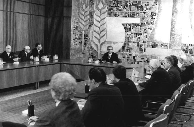 File:Bundesarchiv Bild 183-1989-1024-035, Berlin, Staatsratsitzung, Egon Krenz.jpg