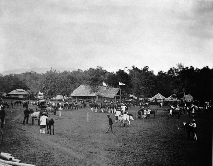 File:COLLECTIE TROPENMUSEUM Op de paardenrenbaan van Fort van der Capellen Sumatra`s Westkust TMnr 60003640.jpg