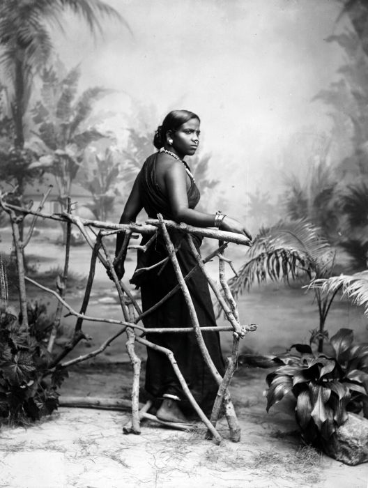 Studio portrait of a Klingalese woman, Stafhell & Kleingrothe (Fotostudio), 1890-1905.