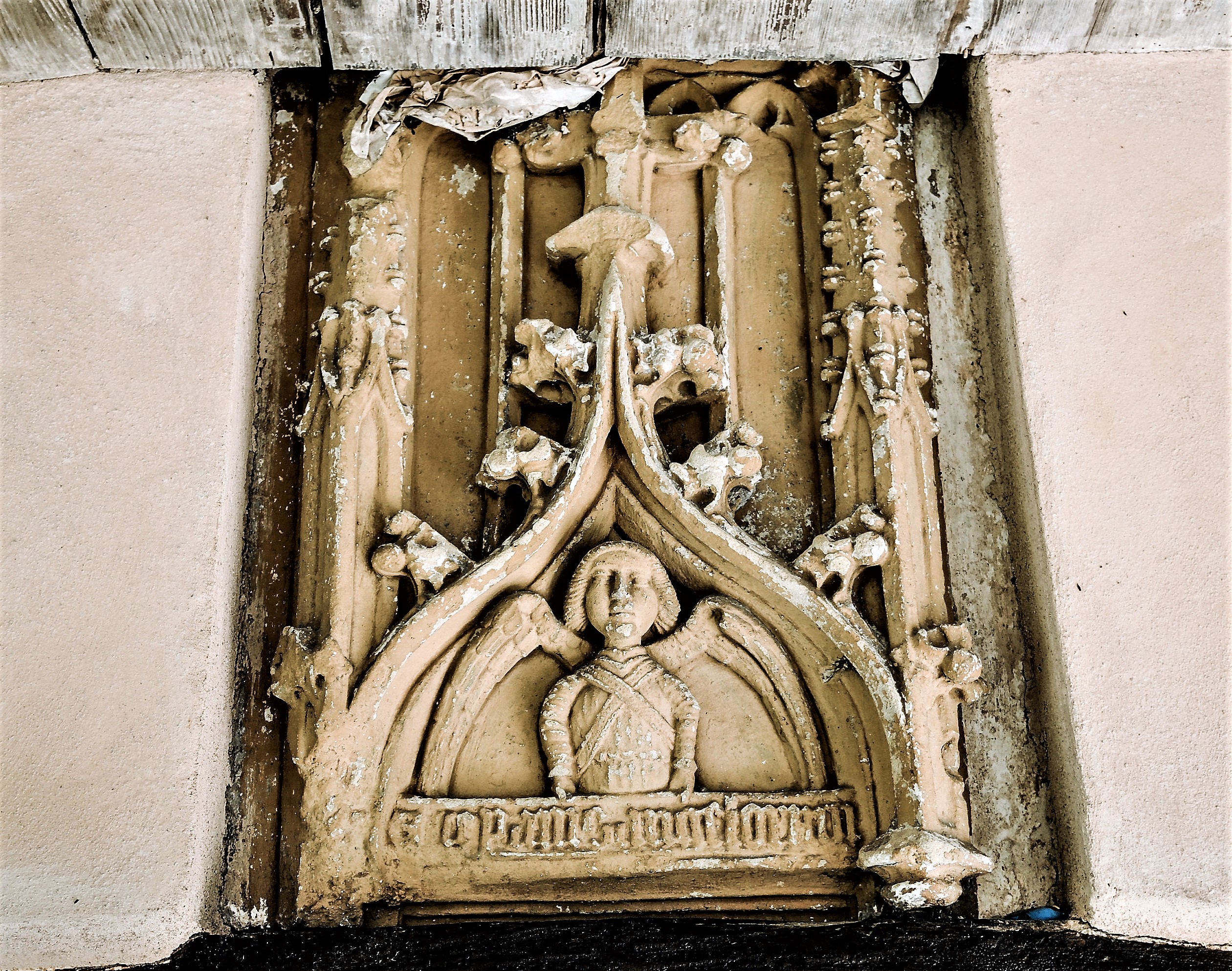 File:Couronnement de l'armoire eucharistique gothique, au-dessus de la  porte de la chapelle.jpg - Wikimedia Commons