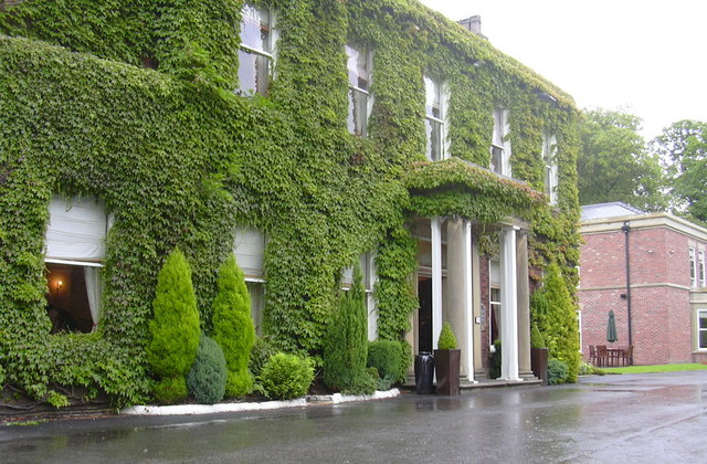 Small picture of Farington Lodge Hotel courtesy of Wikimedia Commons contributors