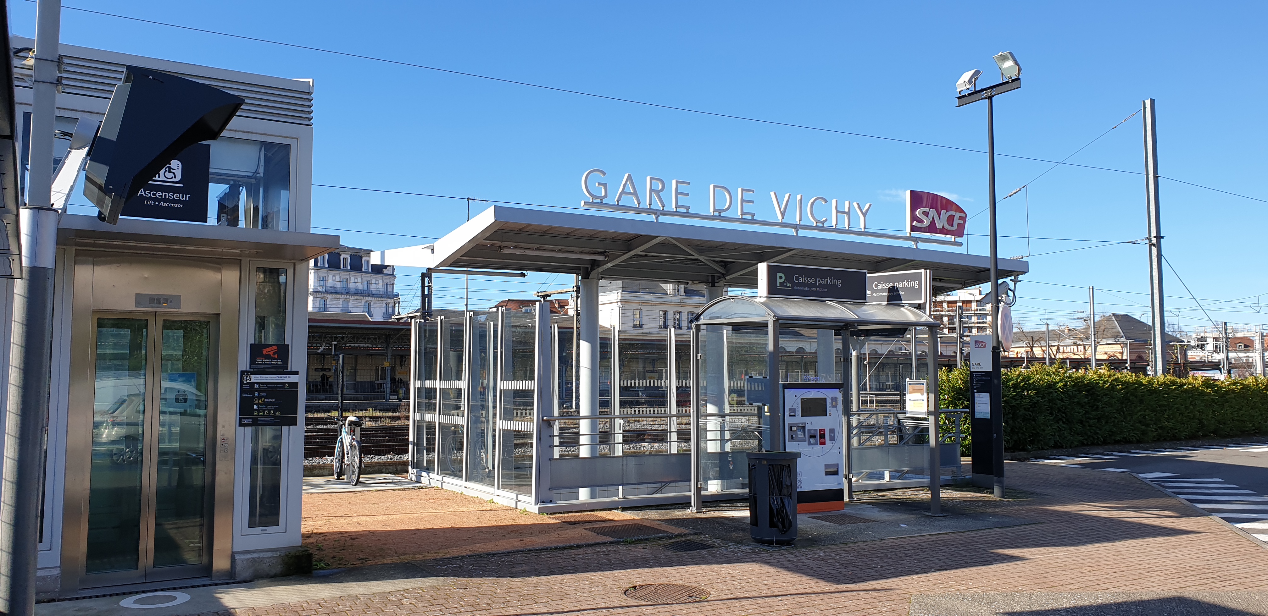 File:Poubelle double, entrée Est de la gare de Vichy.jpg
