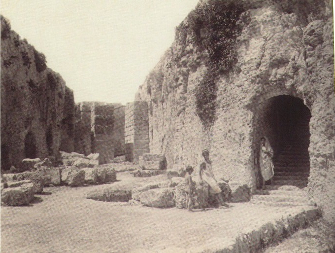 File:Gloeden, Wilhelm von (1856-1931) - n. 1574 - Siracusa, fossato del Castello Eurialo - da - Paradis sicilien p. 42, datato 1903.jpg