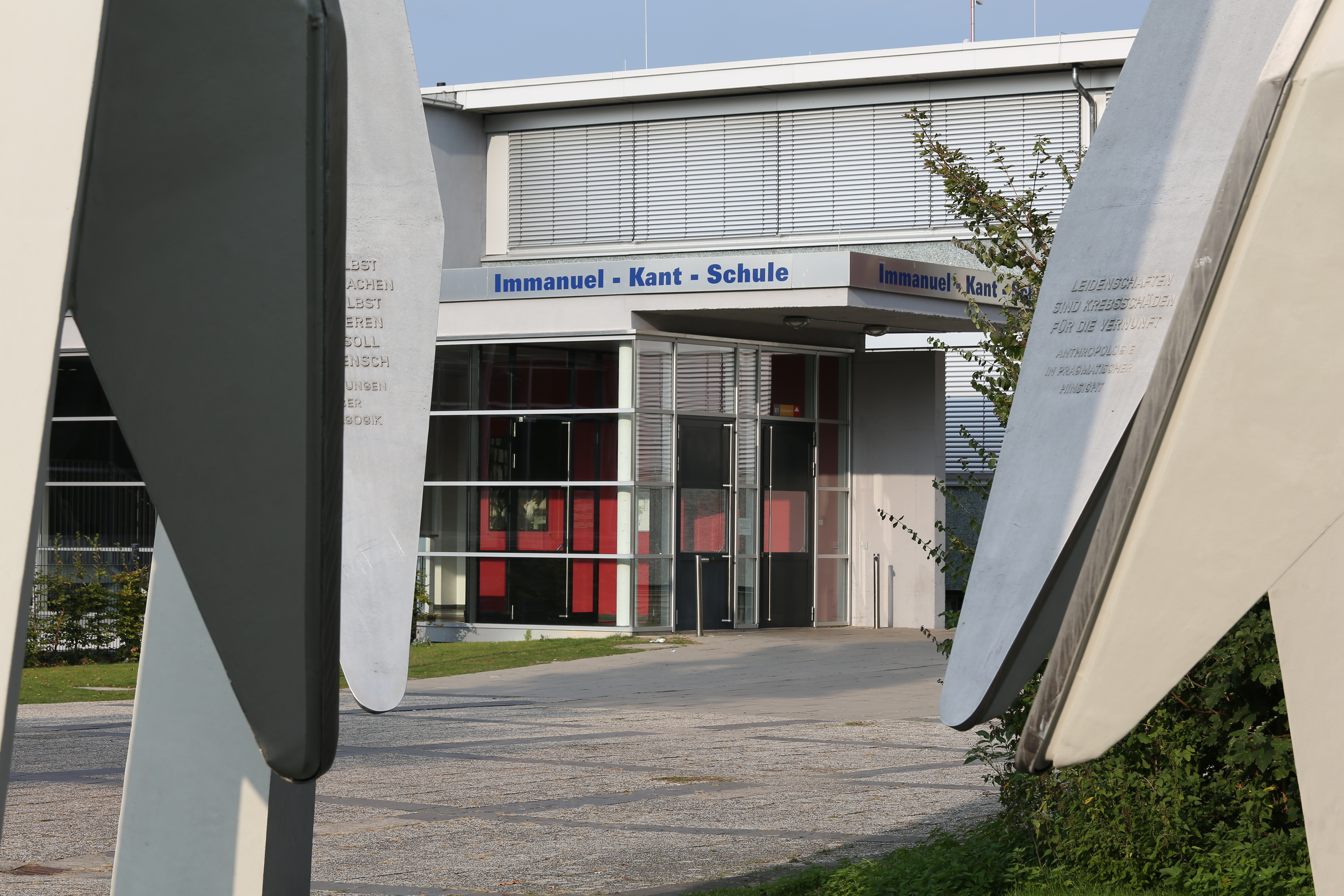 Haupteingang der Immanuel-Kant-Schule in Rüsselsheim am Main, fotografiert aus SSW