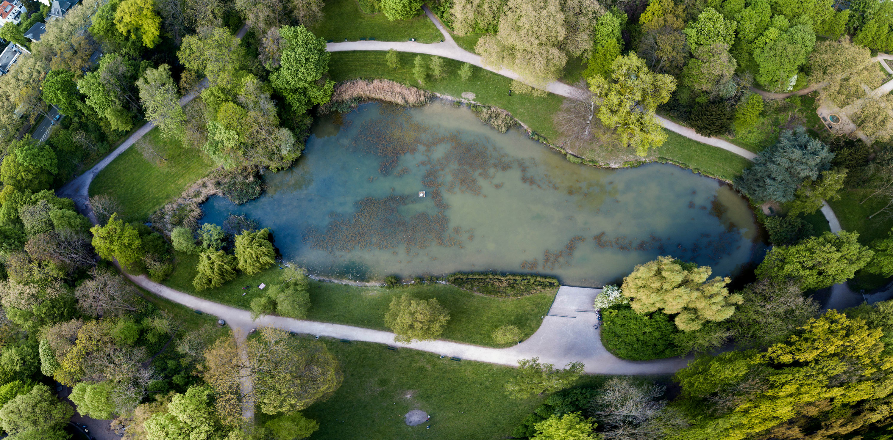 Der im Südwesten im Stadtteil Klettenberg gelegene Park im Frühling 2017. Aufgenommen mit einer Droh...