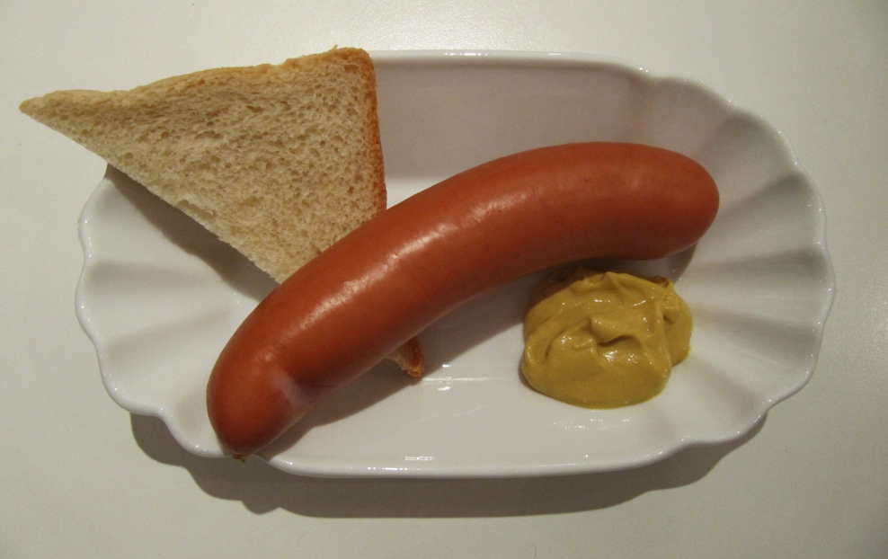 https://upload.wikimedia.org/wikipedia/commons/9/98/Knackwurst_in_Hamburg.jpg