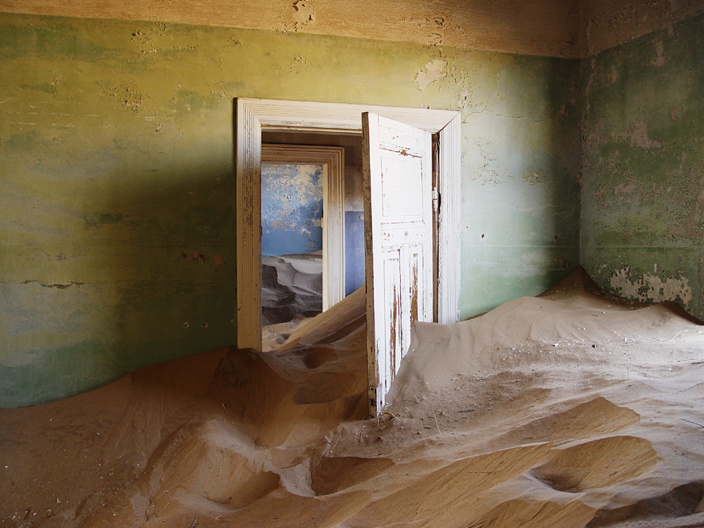 http://upload.wikimedia.org/wikipedia/commons/9/98/Kolmanskop_sand.jpg