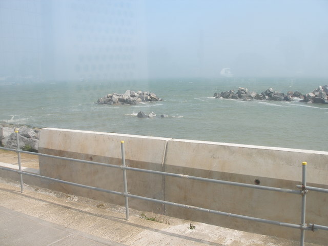 File:Looking seaward from the top of the Dymchurch Wall - geograph.org.uk - 455602.jpg