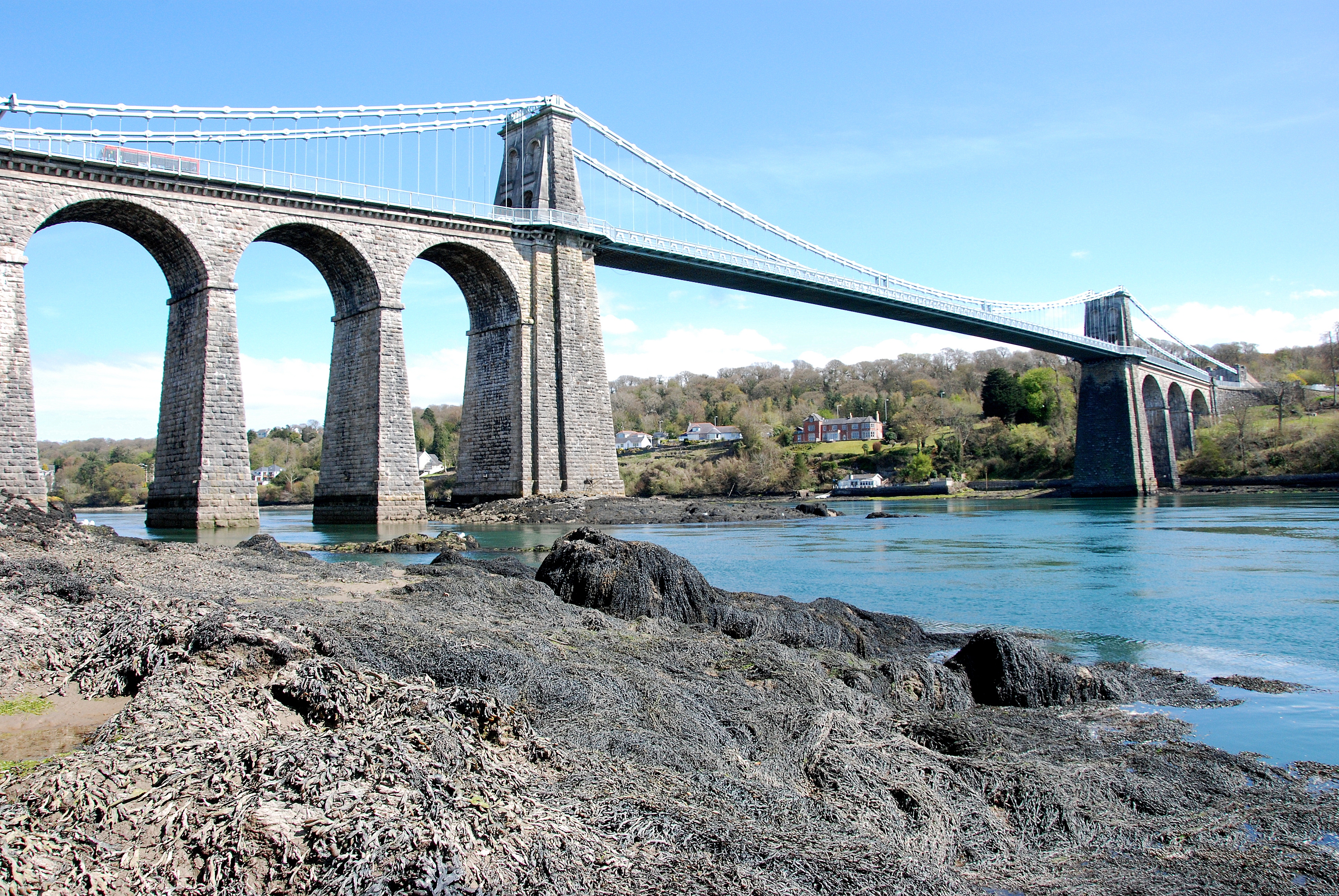 Мост рава. Мост Томаса Телфорда. Мост через пролив Менай. Менайский мост, Уэльс..
