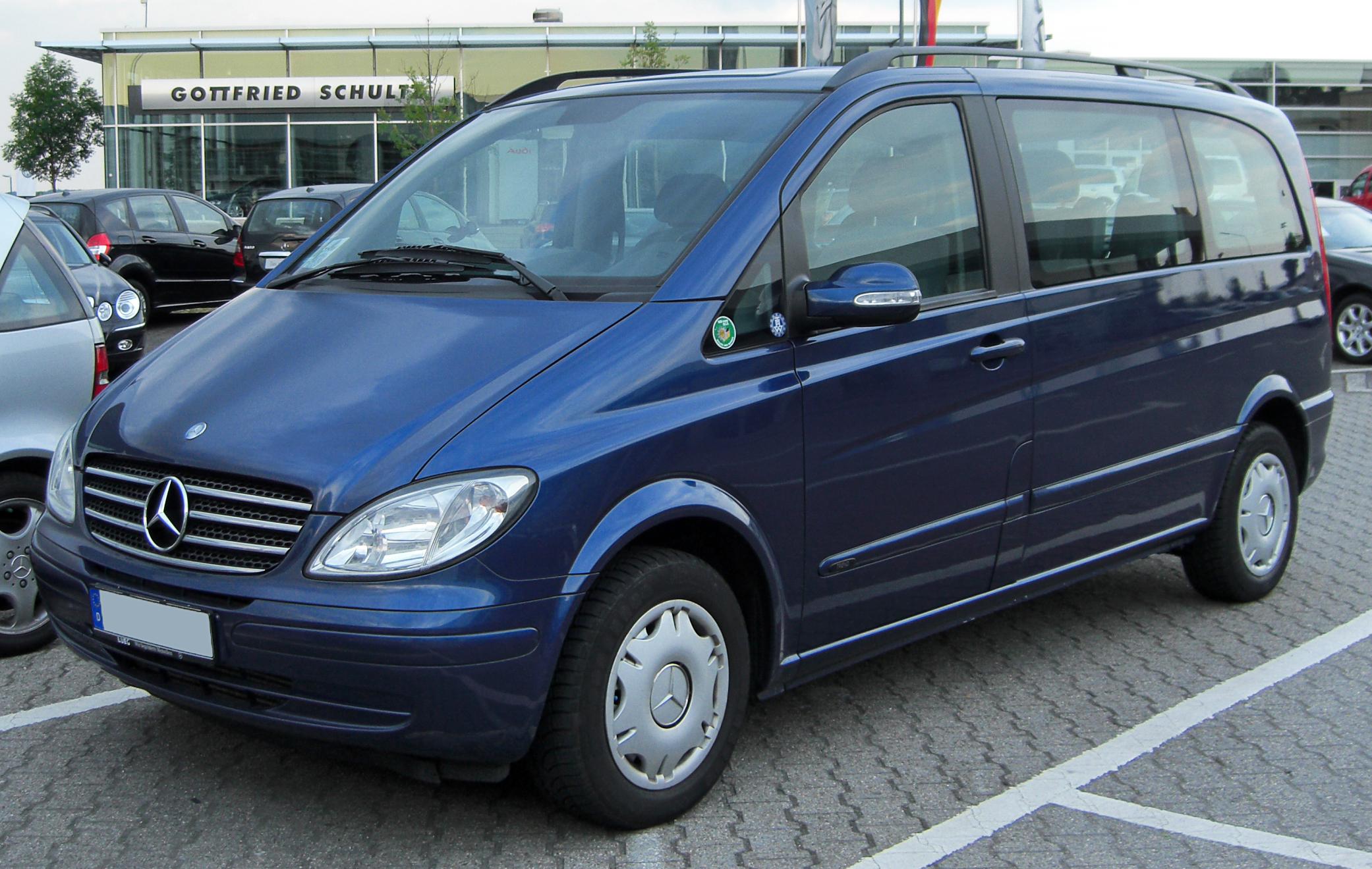 File:Mercedes Viano 2.2 Trend (W639) front 20100630.jpg - Wikimedia Commons