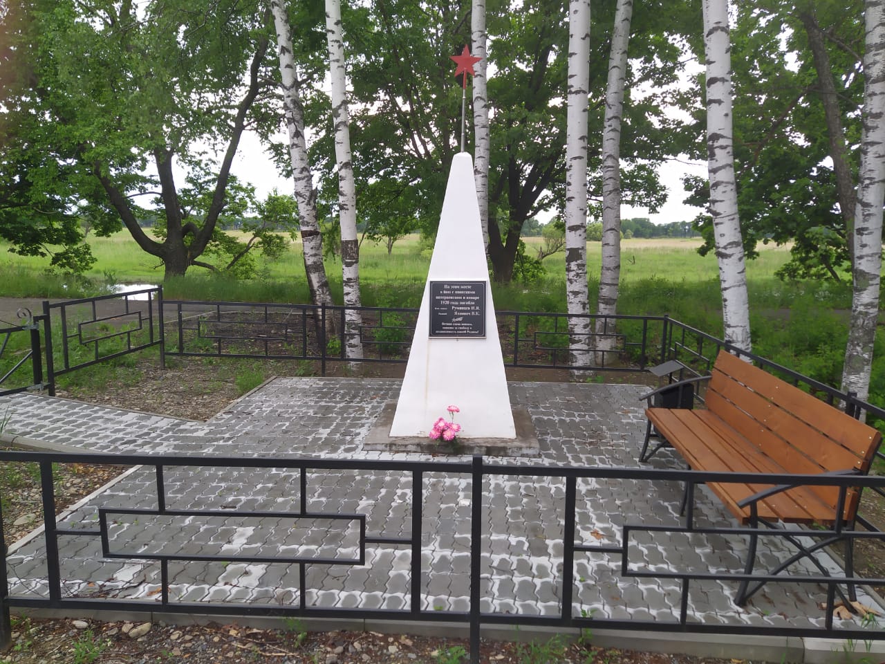 Соколовка верхняя пышма. Памятник Соколовка Лазо около школы. Памятник Соколовка Лазо.