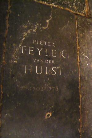 File:Pieter teyler van der hulst grave in sint-bavokerk.JPG