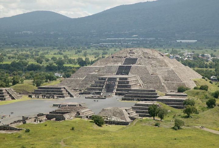 File:PyramidOfTheMoonTeotihuacan.jpg