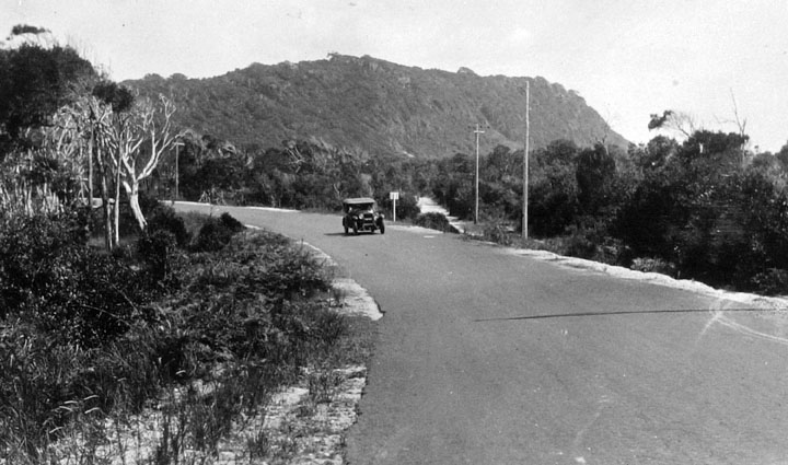 File:Queensland State Archives 2083 Main Pacific Highway near Burleigh Heads with Big Burleigh in the background c 1934.png