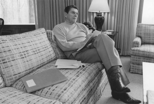 File:Reagan works on SOTU 1982.jpg