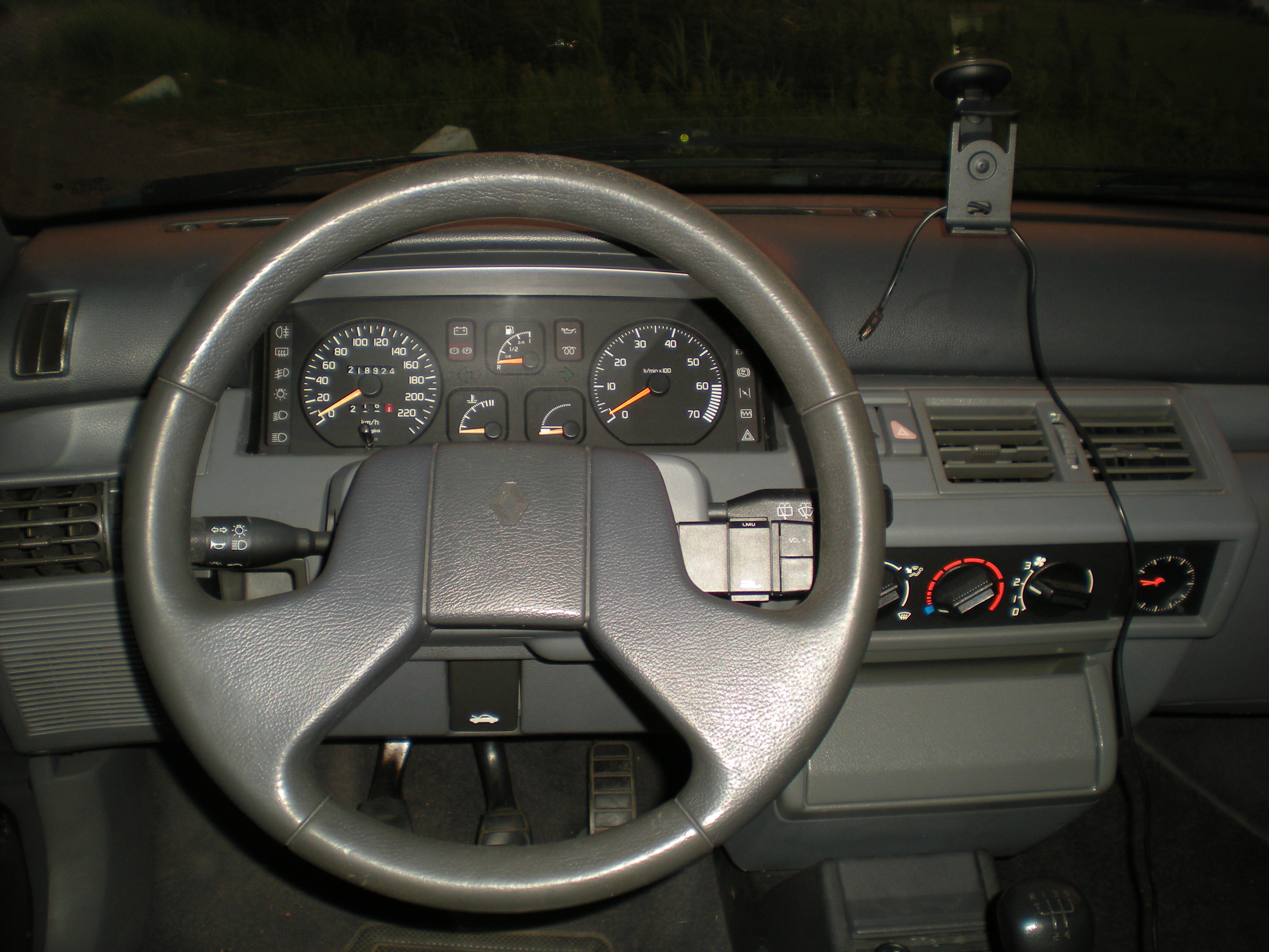 Fichier:Renault Clio RT 1.8 Dashboard.JPG — Wikipédia