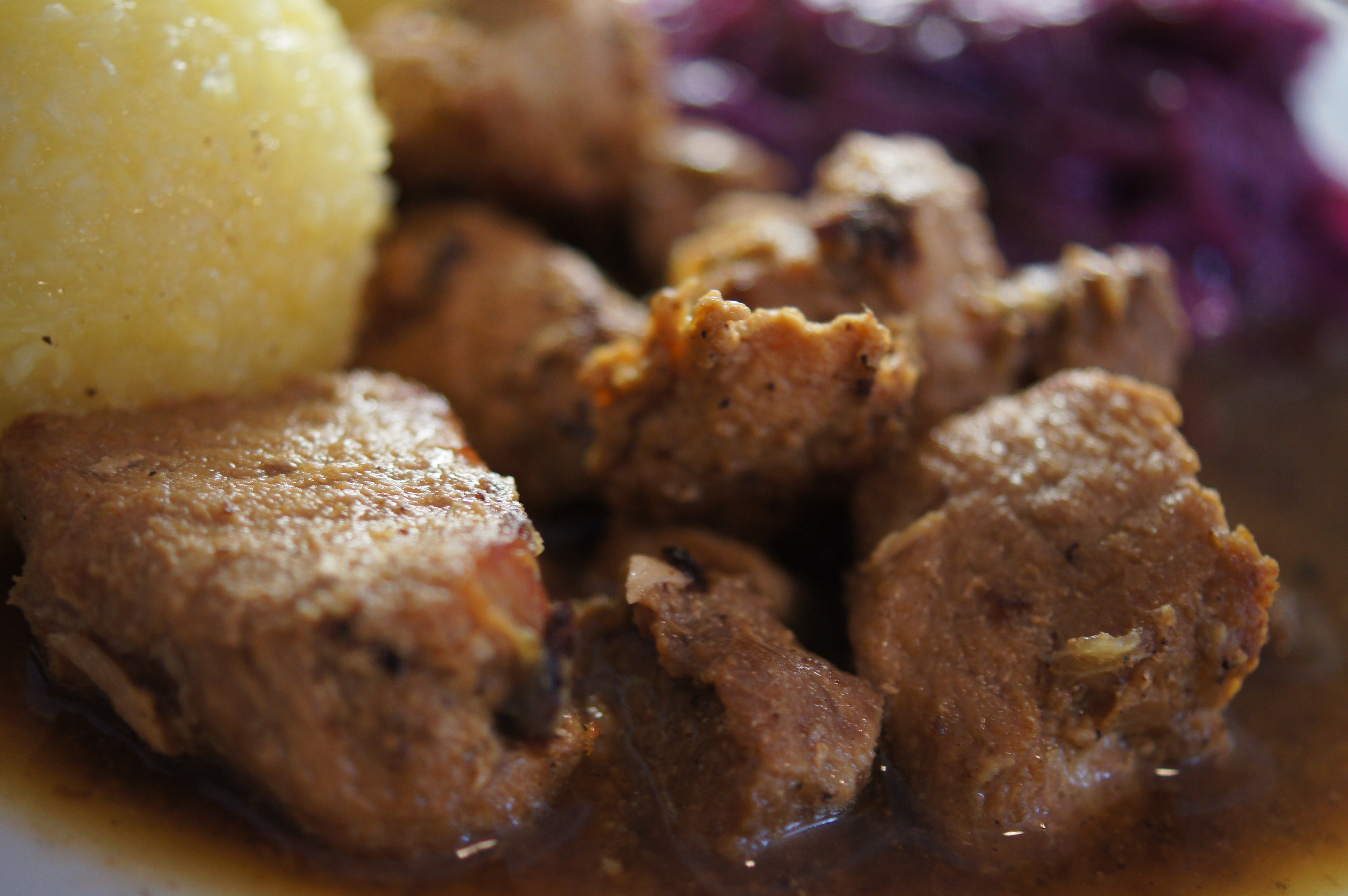 Rindergulasch Rotkohl Kloesse 007.JPG. 