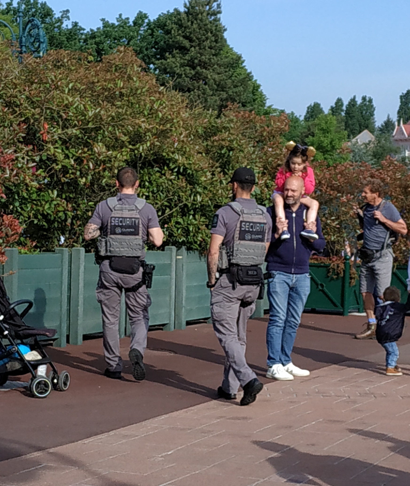 File:Sécurité (armée) Disneyland Paris.jpg - Wikimedia Commons