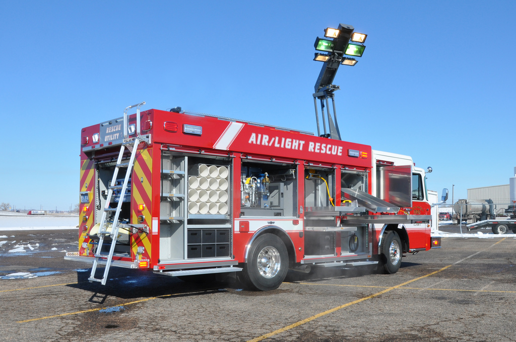 https://upload.wikimedia.org/wikipedia/commons/9/98/Santa_Monica_Fire_Department_Air_%26_Light_apparatus.jpg