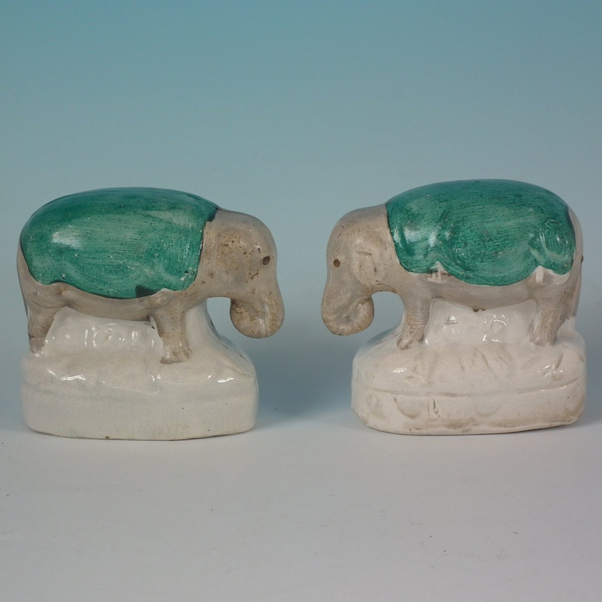 https://upload.wikimedia.org/wikipedia/commons/9/98/Small_staffordshire_pottery_figure_of_elephants_2.4ins_tall.jpg