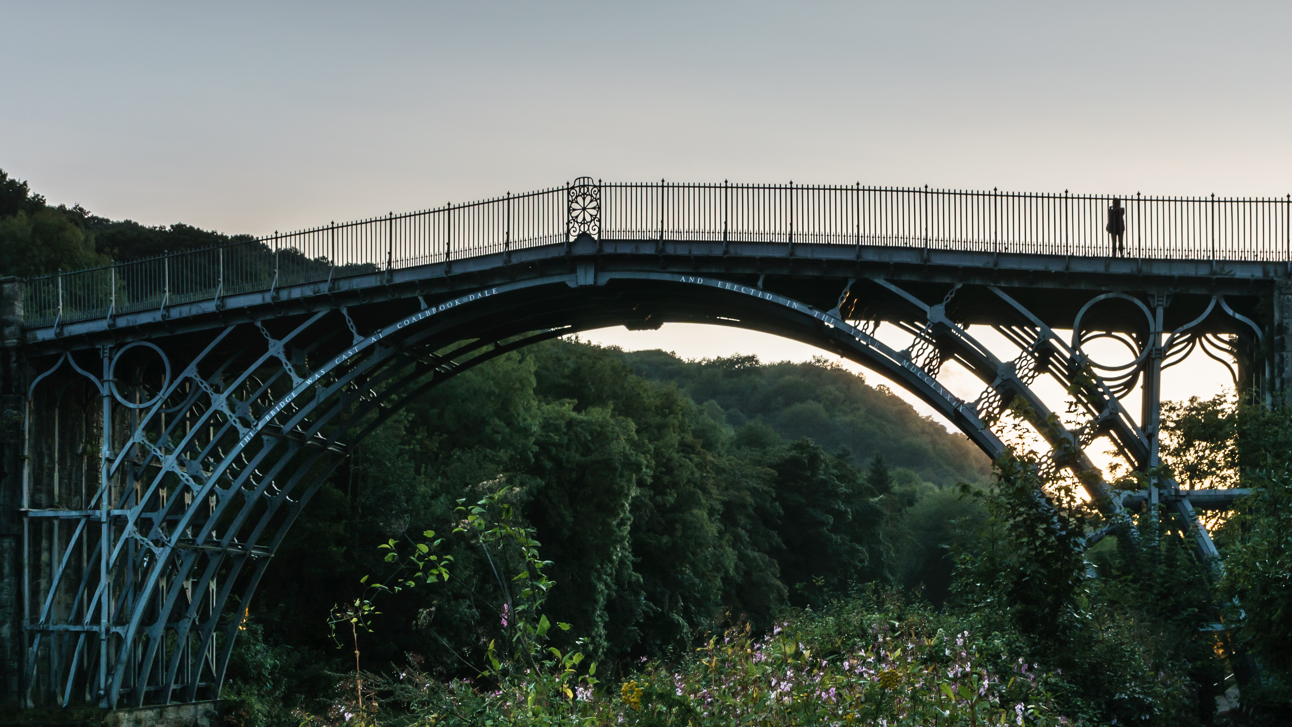 First bridge. Мост Айрон бридж. Притчард – мост Айронбридж. Чугунный мост Iron Bridge. Айрон бридж мост красный.