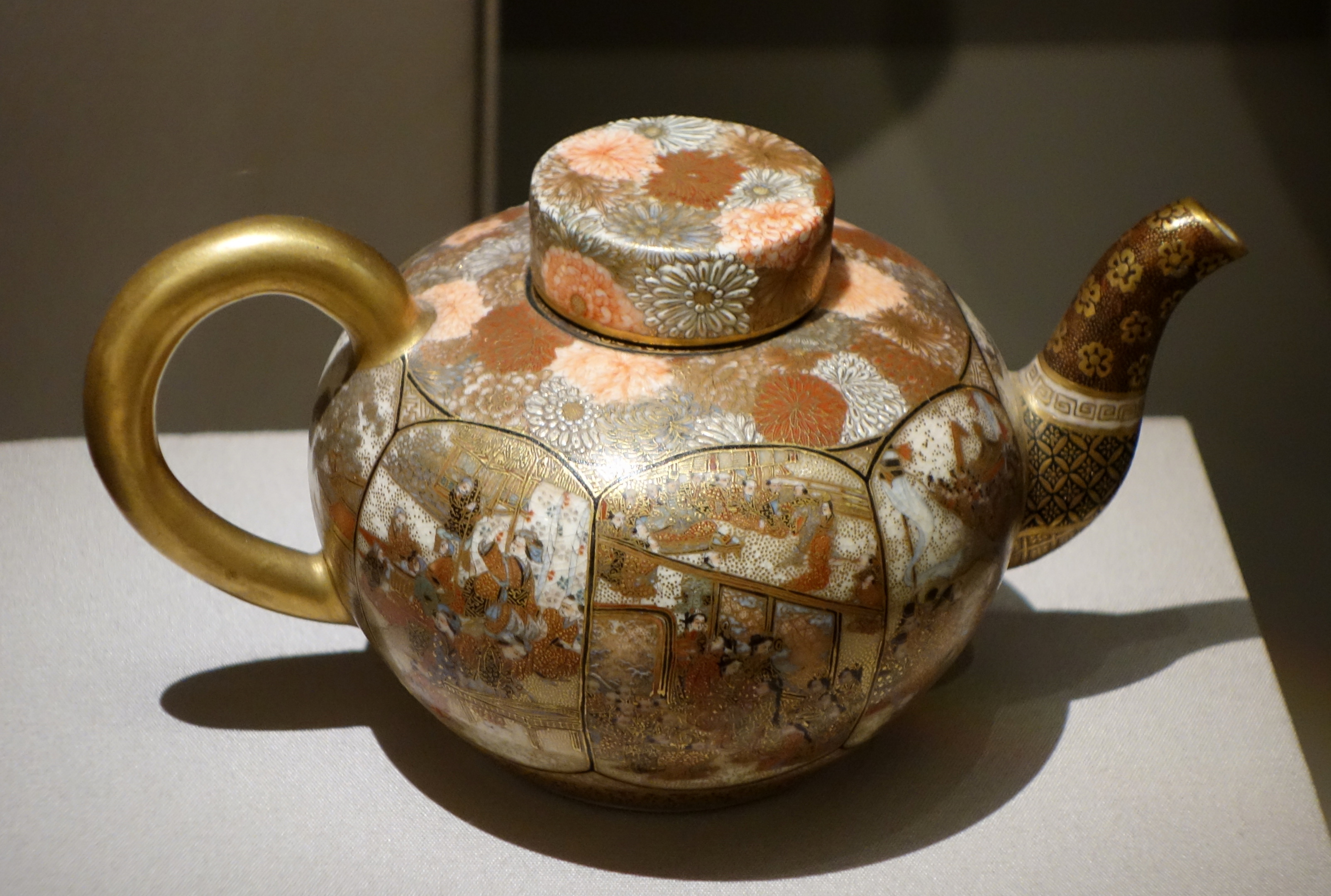 File:Teapot, Japan (Kyoto), Seikozan workshop, undated, earthenware with  overglaze and gold - Chazen Museum of Art  - Wikimedia Commons