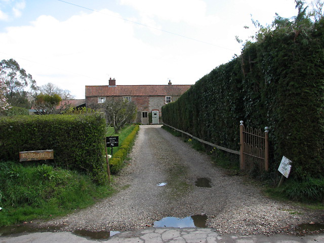 File:Two cottages - one access - geograph.org.uk - 768277.jpg