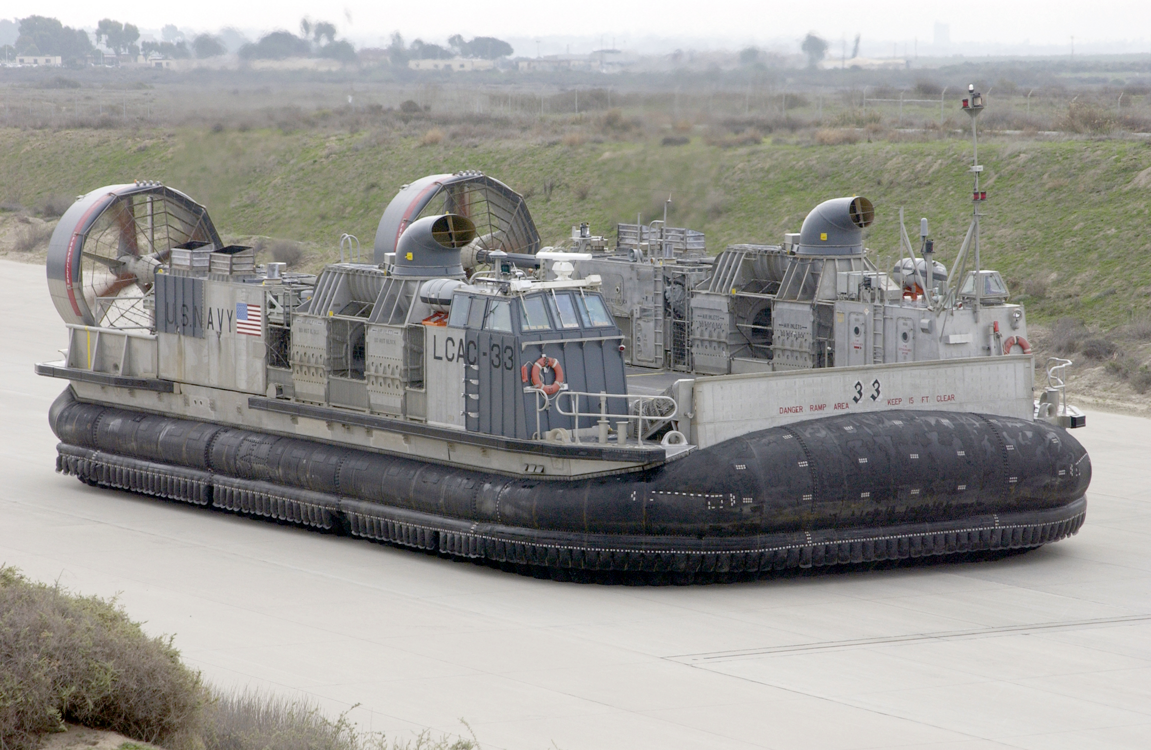 Корабль на подушке. Десантный катер LCAC. Американские десантные катера LCAC. Lcac1020. Десантные катера на воздушной подушке типа LCAC.