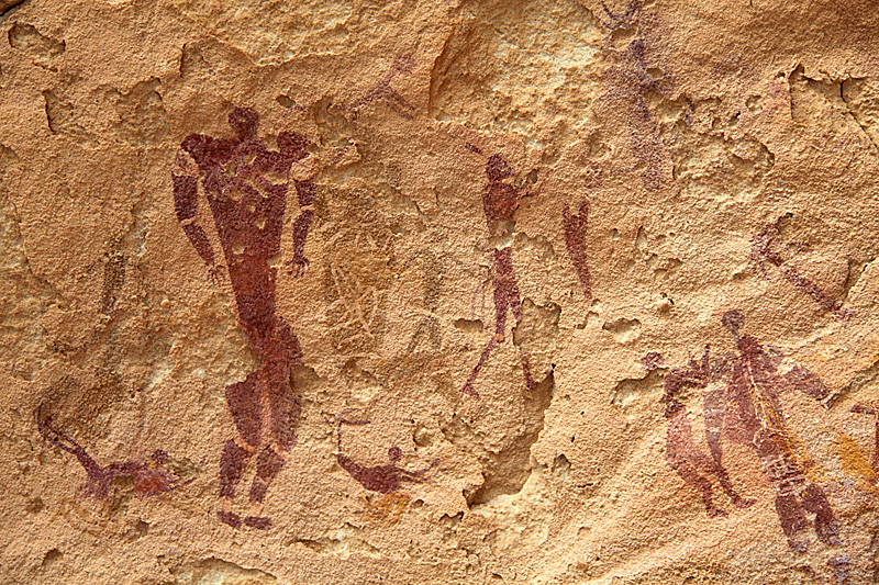 نقش صخري في كهف السباحين بمصر يكشف عن ممارسة الإنسان للسباحة قديما.