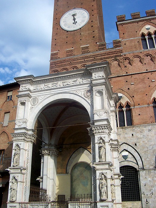 Ai piedi della Torre del Mangia  si trova la Cappella di Piazza