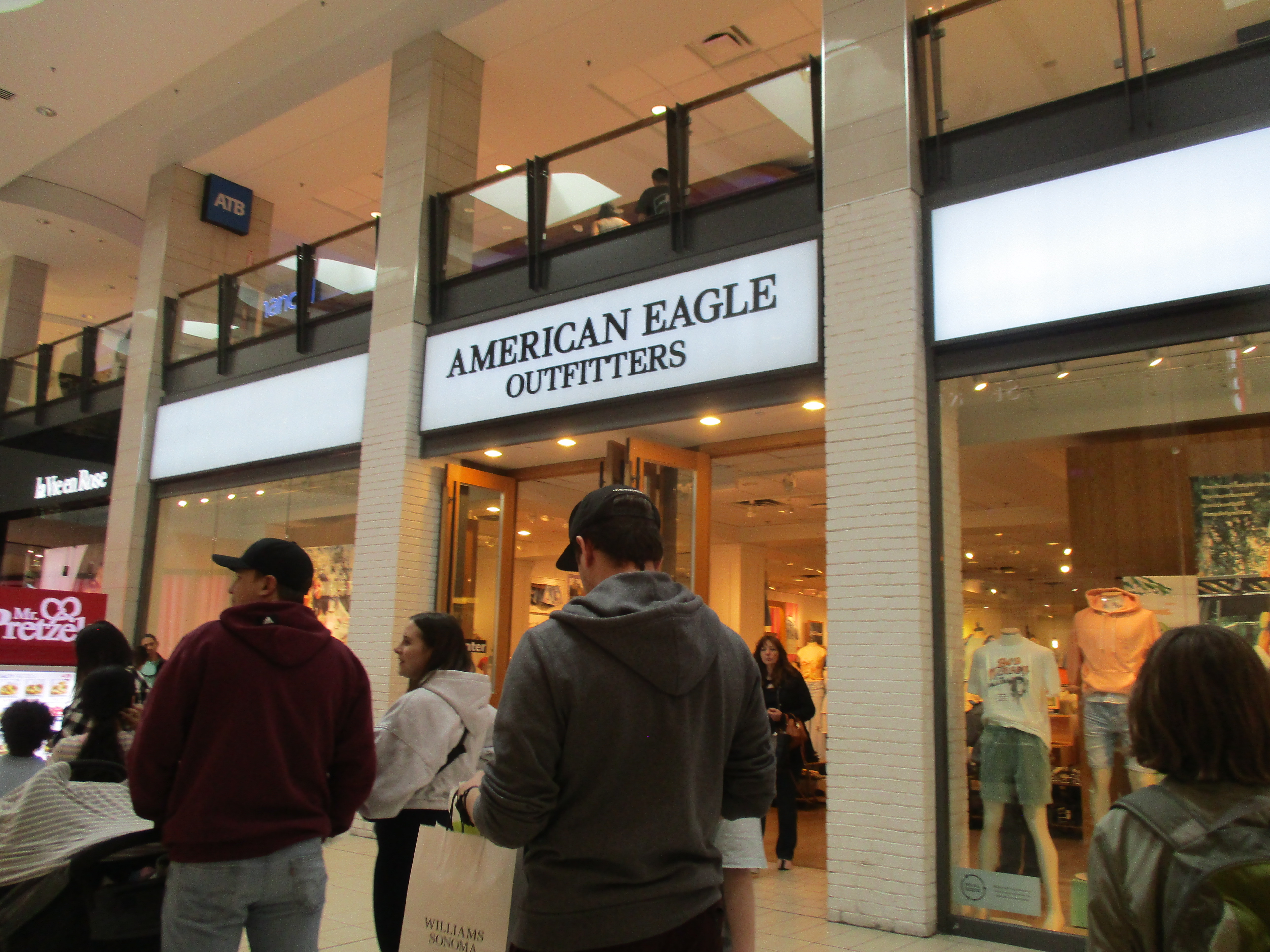 File:American Eagle Outfitters Chinook Centre.jpg - Wikimedia Commons