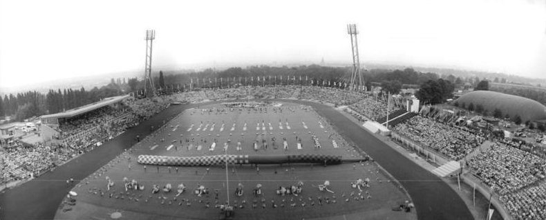 File:Bundesarchiv Bild 183-1988-0817-087, Chemnitz, Sportstadion, Pioniertreffen.jpg