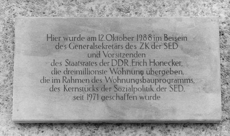 File:Bundesarchiv Bild 183-1988-1012-050, Berlin, Gedenktafel über Wohnungsübergabe.jpg