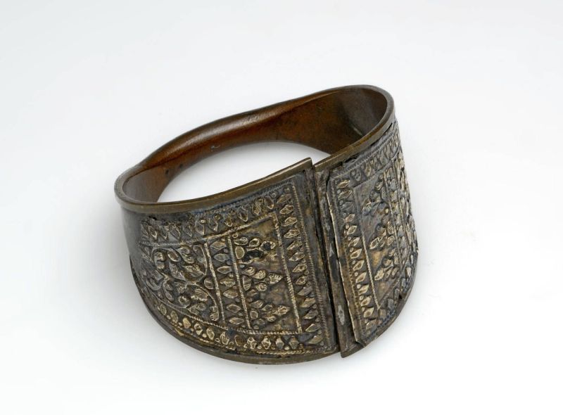 File:COLLECTIE TROPENMUSEUM Koperen armband met beslag van zilveren plaatjes TMnr 1698-181a.jpg