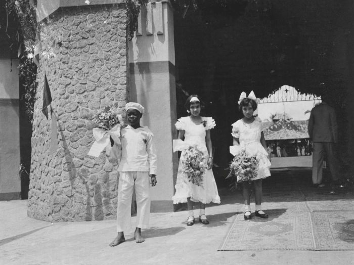 File:COLLECTIE TROPENMUSEUM Ontvangst door kinderen met bloemen tijdens een bezoek van Gouverneur-Generaal B.C. de Jonge aan Klakah TMnr 60037455.jpg