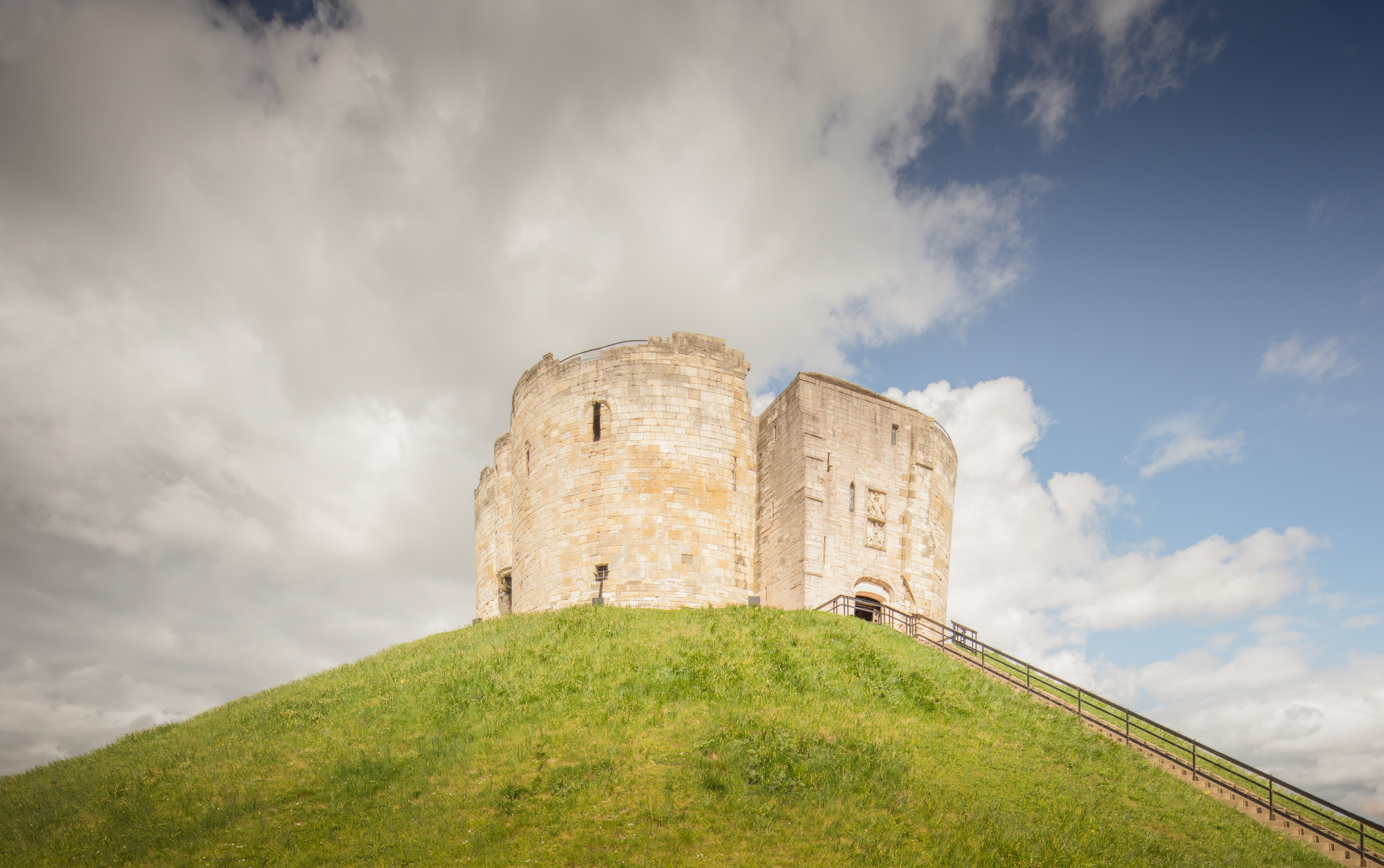 Башня на холме. Башня Клиффорда. Йоркский замок (башня Клиффорда). Дунхолм крепость Англия. Башня на Холме Крым.