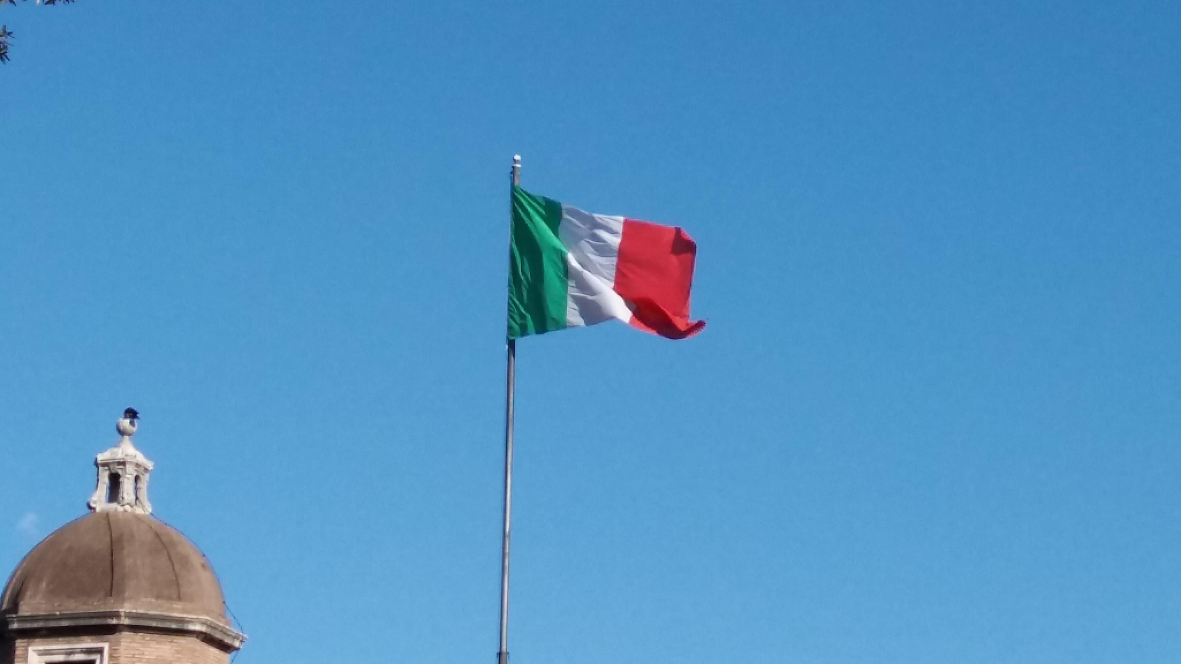 https://upload.wikimedia.org/wikipedia/commons/9/99/Drapeau_Italien.jpg