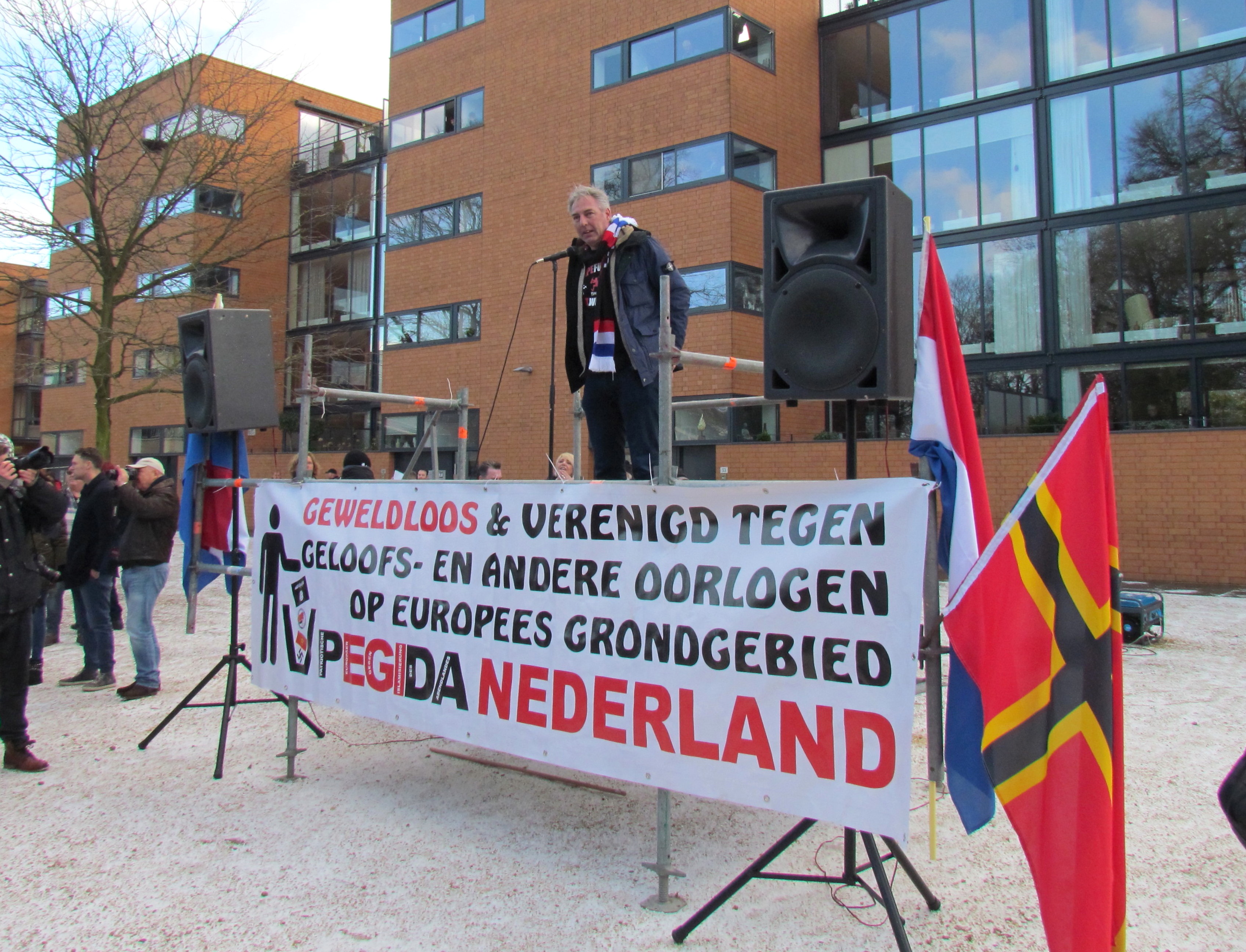 https://upload.wikimedia.org/wikipedia/commons/9/99/Edwin_Wagensveld_op_PEGIDA-demonstratie.jpg