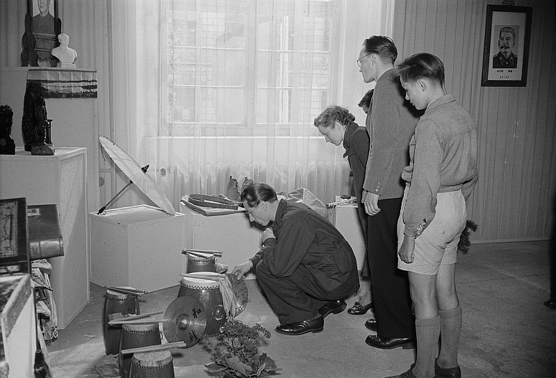 File:Fotothek df roe-neg 0006416 031 Besucher vor Ausstellungsobjekten.jpg