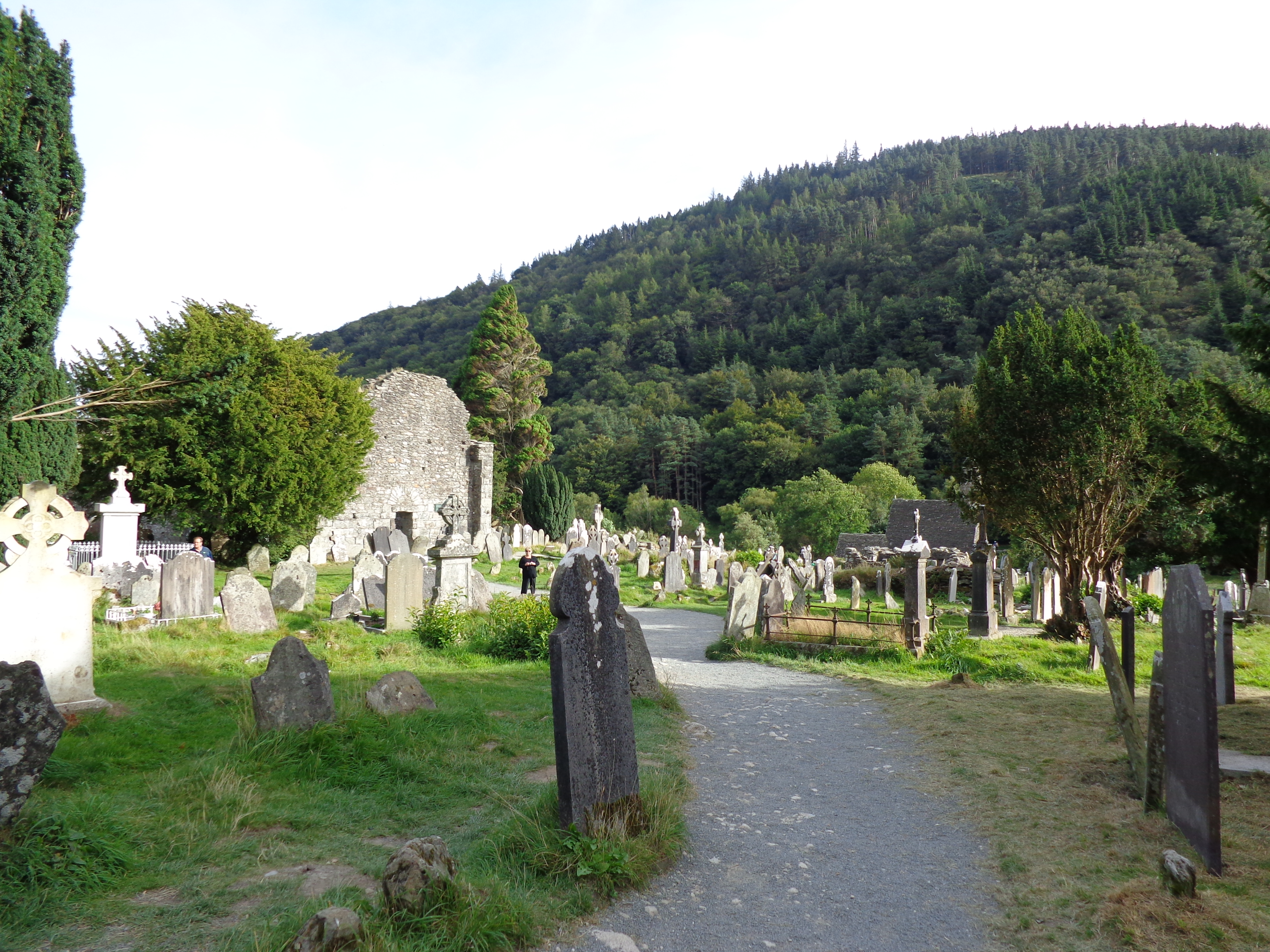 Монастырь в долине Глендалох зима. Кладбище Wicklow. Озеро Глендалох кладбище. Miners' Village, Glendalough.