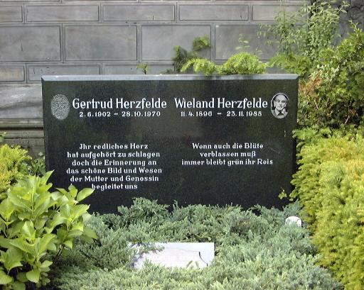 File:Grab von Wieland Herzfelde.jpg