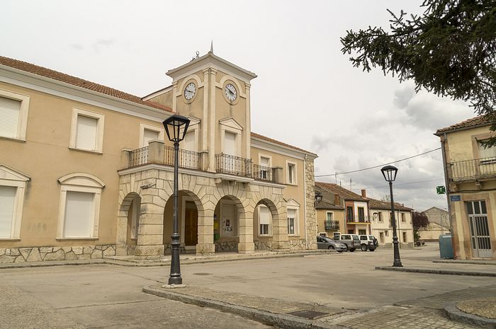 File:Hontalvilla-ayuntamiento-DavidDaguerro.jpg