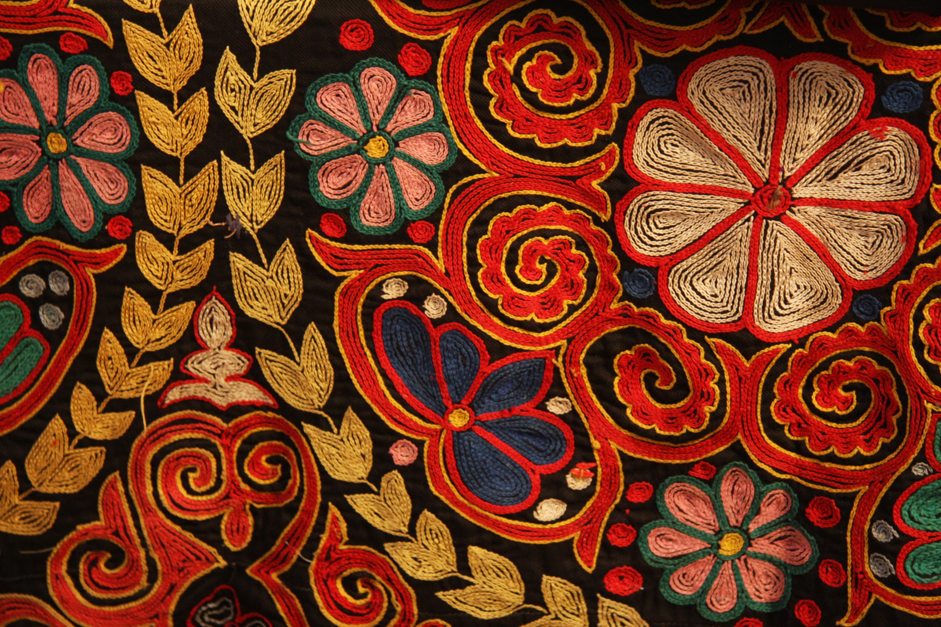 Ragam hias pada kain dengan menggunakan benang warna-warni yang dibuat dengan teknik timbul disebut