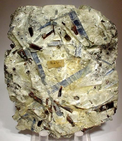 File:Kyanite-Staurolite-Paragonite-57338.jpg