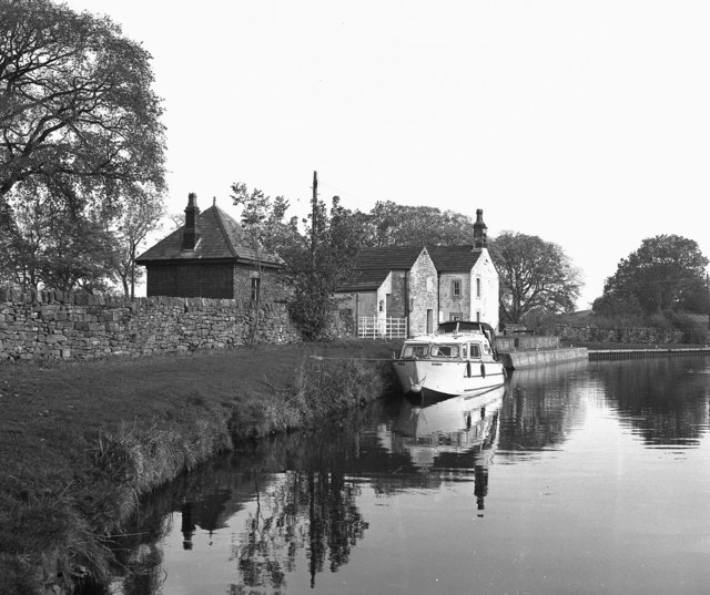 File:Lock Cottage, Greenberfield Top Lock, Leeds and Liverpool Canal - geograph.org.uk - 662254.jpg