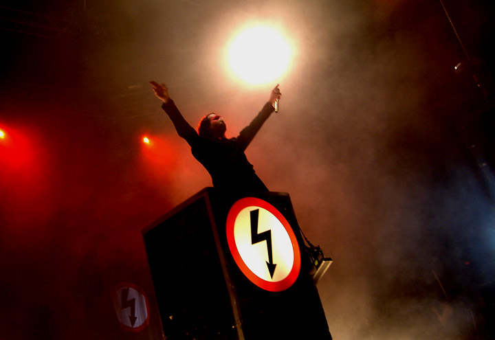 Marilyn_Manson_performing_Antichrist_Superstar,_SomewhatDamaged2.jpg